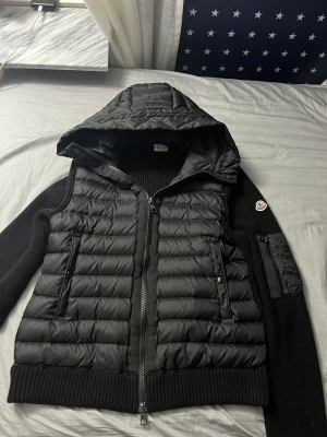 Moncler Cardigan - Hej, jag säljer min moncler cardigan som är i ett fantastiskt skicka och den är såklart äkta och jag skulle också kunna tänka mig byta den mot en svart gucci keps.