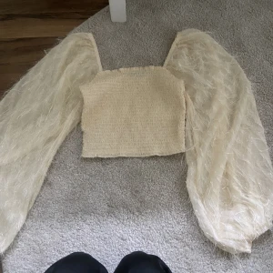 Guldig glittrig blus - Mycket bra skick och använd fåtalet gånger. Säljer pågrund av att den bara blir liggandes. Skicka dm för fler bilder