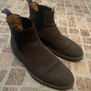 Gant kängor - Bruna mockakängor från Gant i bra skick. Stått i garderoben i ett par år, sparsamt använda. Blåa sidor.