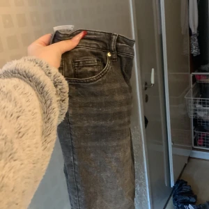 Gråa jeans  - Skinny lågmidjade jeans, inte använda, storlek 36 