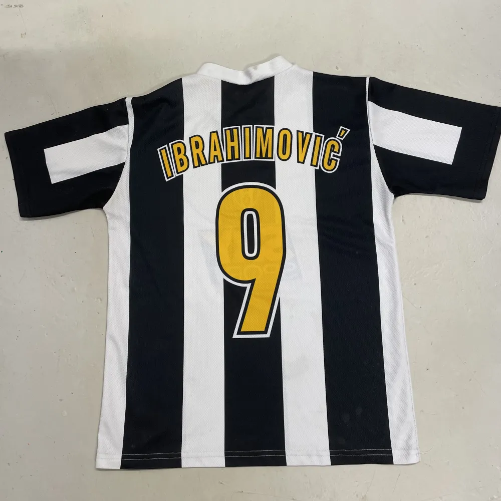 Gammal 2000s Zlatan Ibrahimovic tröja från när han var hos Juventus.  . T-shirts.