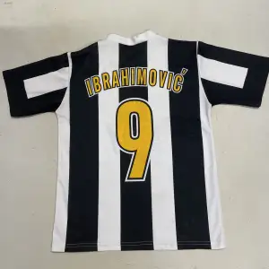 Gammal 2000s Zlatan Ibrahimovic tröja från när han var hos Juventus.  