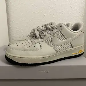 Säljer min killes Nike sneakers 👟  Svårt att se färgen på bilden men de är grå/beige