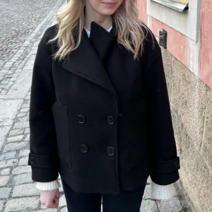 Designbysi kappa i svart.  - Designbysi kappa i svart. I storlek Xs/S! Köpt för 750 Säljer för 400+frakt. Använd fåtal gånger och säljer då jag har en liknande som jag föredrar mer. 🖤