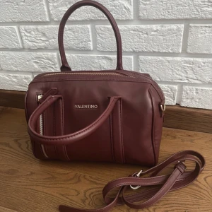 Mario Valentino väska  - Superfin väska från Mario valentino, mycket bra skick!  33x22  Guld dragkedja 