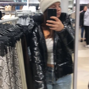 Calvin Kline jacka  - Säljer denna jätte populära Calvin Kline jacka! Endast använd fåtalet gånger och har därmed inga defekter!💕💕 Jag säljer den då jag köpt en annan jacka! Den är perfekt nu till vinern då den är varm och skön! Skriv för fler bilder💕💕