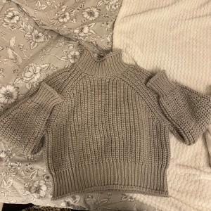 Stickad tröja - Superfin stickad tröja från H&M. Ny skick. Kroppad och funkar även dom S