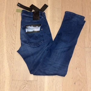 Replay anbass  - Helt nya replay Jeans med prislapp och alla taggar kvar. Skick 10/10. Nypris 1799 vårat pris 649. 
