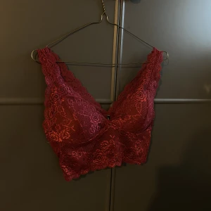 Spetstopp - Vinröd spetstopp, storlek M och passar S/M. 