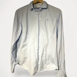 Skjorta från Newhouse.  Storlek: 40 Material: Bomull Använd, men utan anmärkning.