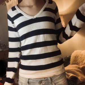 Randig tröja! - Jättefin randig tröja, passar perfekt till hösten. ränderna är mörkblåa. Bra skick. skriv gärna om ni har frågor eller vill ha fler bilder 💖