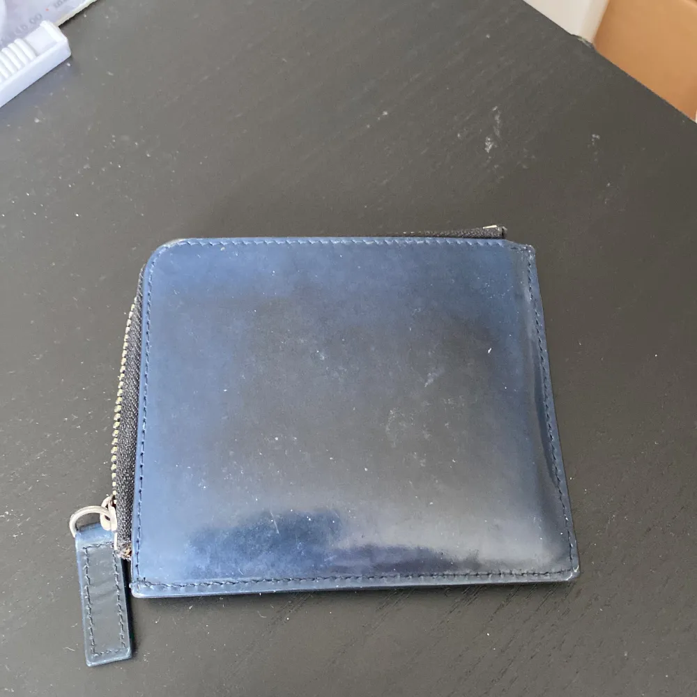 Tjena  Säljer denna fina läder plånboken från Tommy Hilfiger  Är i jätte bra skick och blixtlåset funkar fortfarande  Vid frågor eller intresse skriv . Accessoarer.