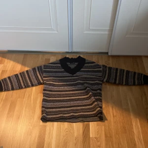Skön jumper  - Denna Jumper är använd ett par gånger bra när det är kallt ute. Den är köpt från Shein och dens material är 52% Acrylic 28% Cotton 20% Nylon.