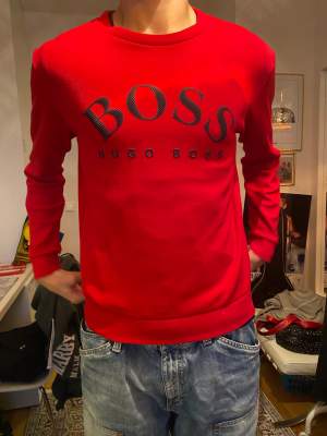 Säljer en skitsnygg Hugo Boss-tröja i nyskick. Oanvänd och helt ÄKTA! Storlek M. 