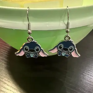 Nya örhänge med STITCH. Krokarna är inköpta som nickelsäkra.