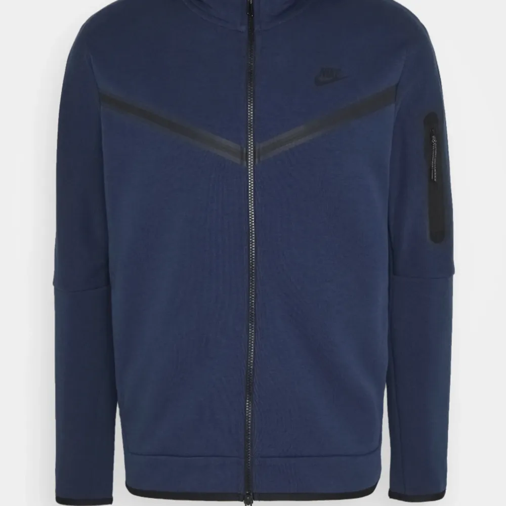 Mörkblå Nike tech fleece, köptes förra året, pris kan diskuteras. Nytt skick, skriv för bilder❤️. Hoodies.