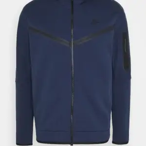 Mörkblå Nike tech fleece, köptes förra året, pris kan diskuteras. Nytt skick, skriv för bilder❤️