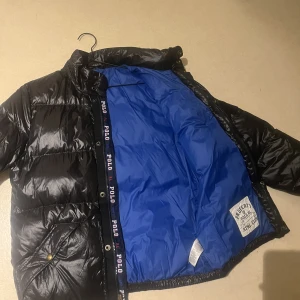 Ralph Lauren jacka  - Ralph lauren jacka i bra skick ej använd särskilt mycket. Xl i barnstorlek och ungefär small i vuxen (18-20)