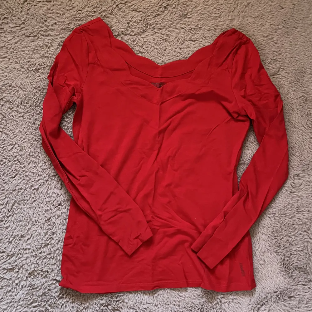 Fin röd offshoulder tröja använd minst 2ggr, köpt för 199kr. Toppar.