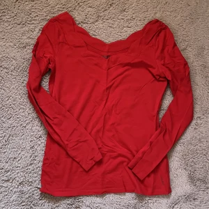 Offshoulder tröja - Fin röd offshoulder tröja använd minst 2ggr, köpt för 199kr