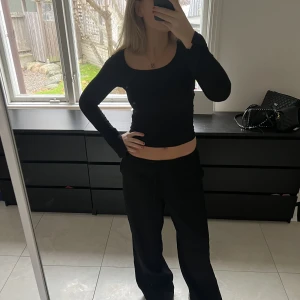 Tröja  - Så snygg långärmad tröja med slits nere vid ärmarna och urringning vid halsen ❤️