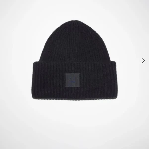 Acne mössa svart - Jättefin acnemössa i svart! Funkar till allt🌟 självklart äkta, köpt på NK i Stockholm. Välanvänd men jättefin, därav det låga priset, nypris 1600kr! Pris kan alltid diskuteras🫶🏻