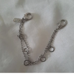 Armband i silver - Armband i silver. (Ej äkta) Säljer  matchande delar. Pris är diskuterbart vid snabb affär/flerköp av de andra delarna. Vid funderingar skicka gärna pm. ❤️