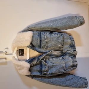 Fodrad jeansjacka  - Riktigt varm och skön jeansjacka i storlek M. Helfodrad.