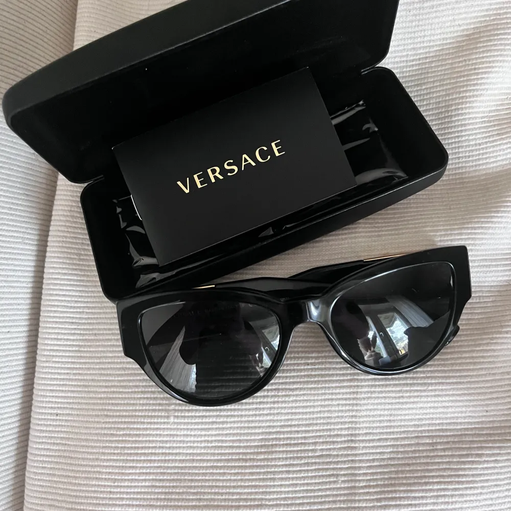 Säljer vidare mina solglasögon från Versace, modell Medusa värde 2000 kr. Kvitto finns. Övrigt.