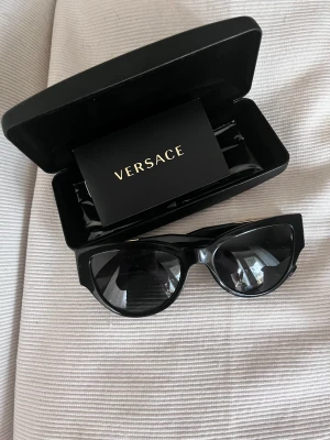 Solglasögon från Versace - Säljer vidare mina solglasögon från Versace, modell Medusa värde 2000 kr. Kvitto finns