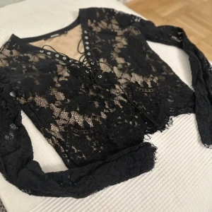 Spets långärmad topp - Svart blus med spets detaljer 