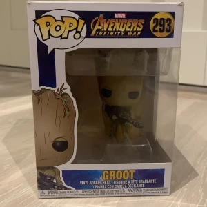 Groot Funko Pop - Avengers infinity war Groot funko pop figur, #293. Figuren har tagits ur lådan men både lådan och figuren är i bra skick. Pris kan diskuteras