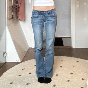 Lågmidjade jeans - Ljusblå lågmidjade jeans i storlek 34💋