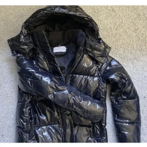 Calvinklein vinterjacka - Säljer denna calvinklein jacka då den inte passade mig! Köptes nyligen och är derför i bra skick, nypris 2000 säljer för 1500! Priset kan diskuteras vid snabb affär. Köptes från en annan plickare. ❤️