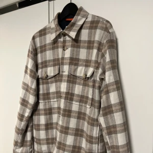 SELECTED HOMME flanell jacka - Flanell jacka som tål vind, kyla & lite nederbörd, fungerar bra på vintern samt hösten/våren. Knappt använd, skick 10/10. Storlek S/M. Sitter mer som M.  Hör av er för mer bilder eller frågor.