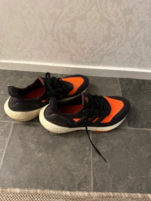Adidas ultra boost  - 2022 modell välvårdade, lite skråma på höger tyg  Storlek 42 Kostade 1999