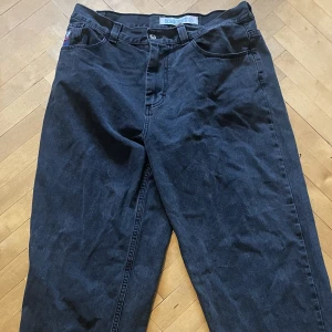 Big Boys jeans - Tydlig heel drag (se bild 3). Köparen står för frakt. Kvitto finns och priset kan diskuteras vid snabb affär. Färg: Silver men ser ut som mörkblå/grå. 