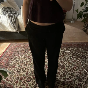 Svarta kostymbyxor - Riktigt fina lågmidjade kostymbyxor med långa ben! Sjukt snygga fickor baktill. Använda sparsamt. (Bild på kan även ses i tidigare annons där jag säljer vans) 🎀