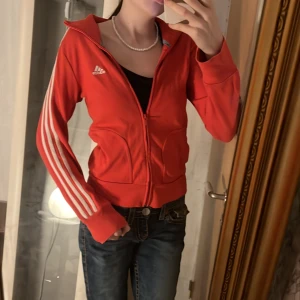 Adidas zip  - Röd adidas zip. passar XS-S. använd gärna köp nu😚