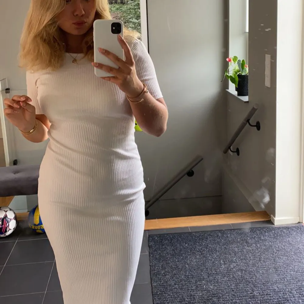 Säljer denna superfina vita klänning från Gina Tricot!! Köpt för 499 och använd fåtal gånger, stretchig och lägger sig fint på kroppen!!. Klänningar.