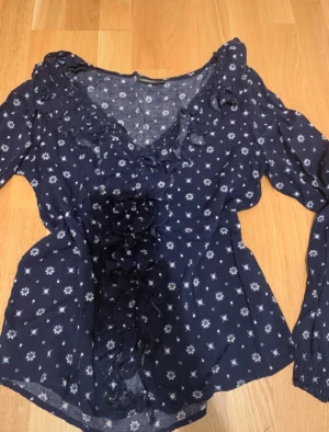 Långärmad blus - Superfin långärmad blus från Kappahl. Mörkblå med vita mönster. Mycket bra skick💗