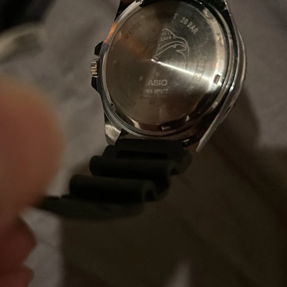 En casio dive watch klocka som liknar en Rolex som har använts 1 gång. Accessoarer.
