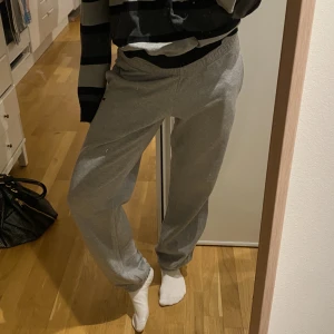 Puma mjukis - Lågmidjade mjukisbyxor från puma, passar mig som är 171cm och brukar ha s🩷