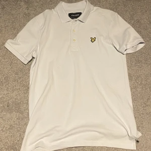 Lyle & skott piké  - Oanvänd Lyle & skott piké i storlek S