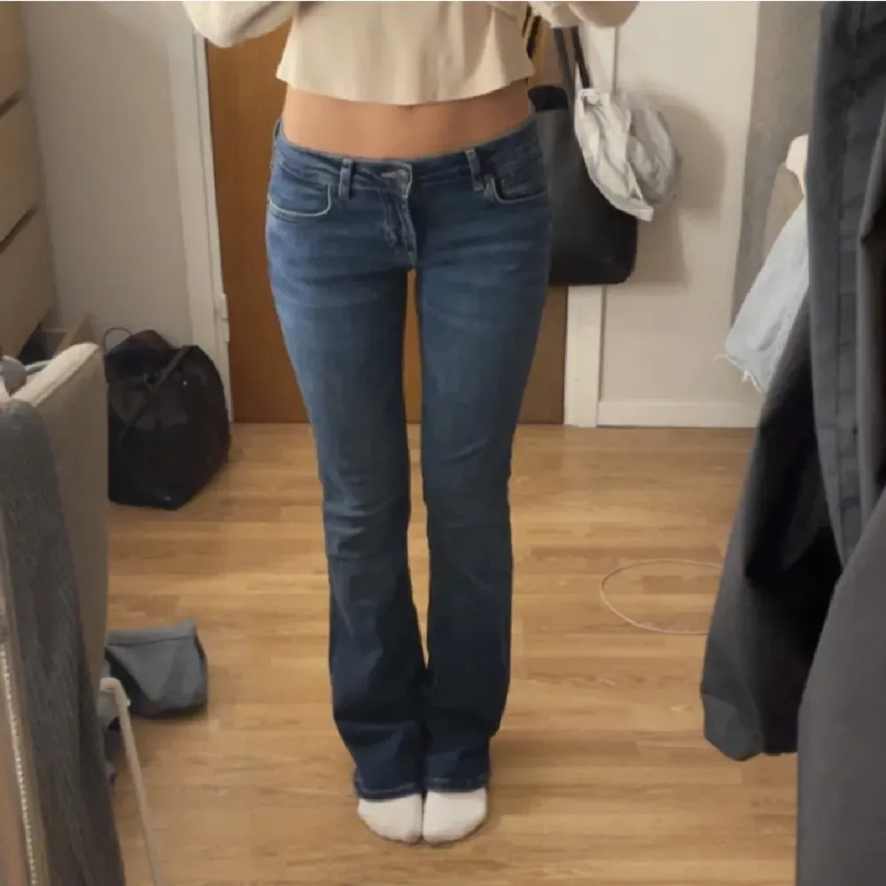 Mörkblå, lågmidjade jeans ifrån Zara. Slutsålda på hemsidan. I nyskick.    Innebenslängd: ca 80cm Säljer vidare då de inte kommer till användning. Lånade bilder från tjejen jag köpte av❣️❣️. Jeans & Byxor.