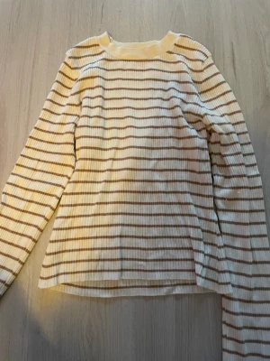 Tröja - Söt tröja inte använd så mycket. Skriv tilll mig om du vill veta mer 😊