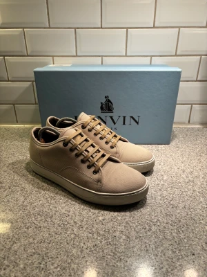 Lanvin skor - Hej!  Säljer ett par feta Lanvins i storlek UK 7 vilket som motsvarar EU41. Något stora i storleken. Skorna är i perfekt skick skulle säga 9/10. Nypris på dessa skor är ca 4500 och vi säljer dem för endast 1599. Låda tillkommer. Hör av er vid frågor