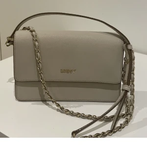 Väska DKNY - Säljer denna fina väskan från DKNY, väskan är i väldigt fint skick och sparsamt använd. 