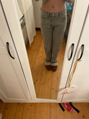 Low waist jeans - Knappt använda fina tricot Low waist straight jeans, jag är 1,64. Kolla gärna mina andra annonser!💕