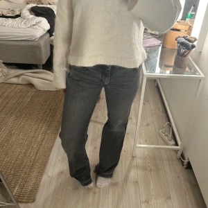 Zara jeans - Super fina zara jeans som är perfekt längd på mig som har hyfsat långa ben och är 165cm lång! De är i storlek 38 men skulle säga att de är mer som en 36! 